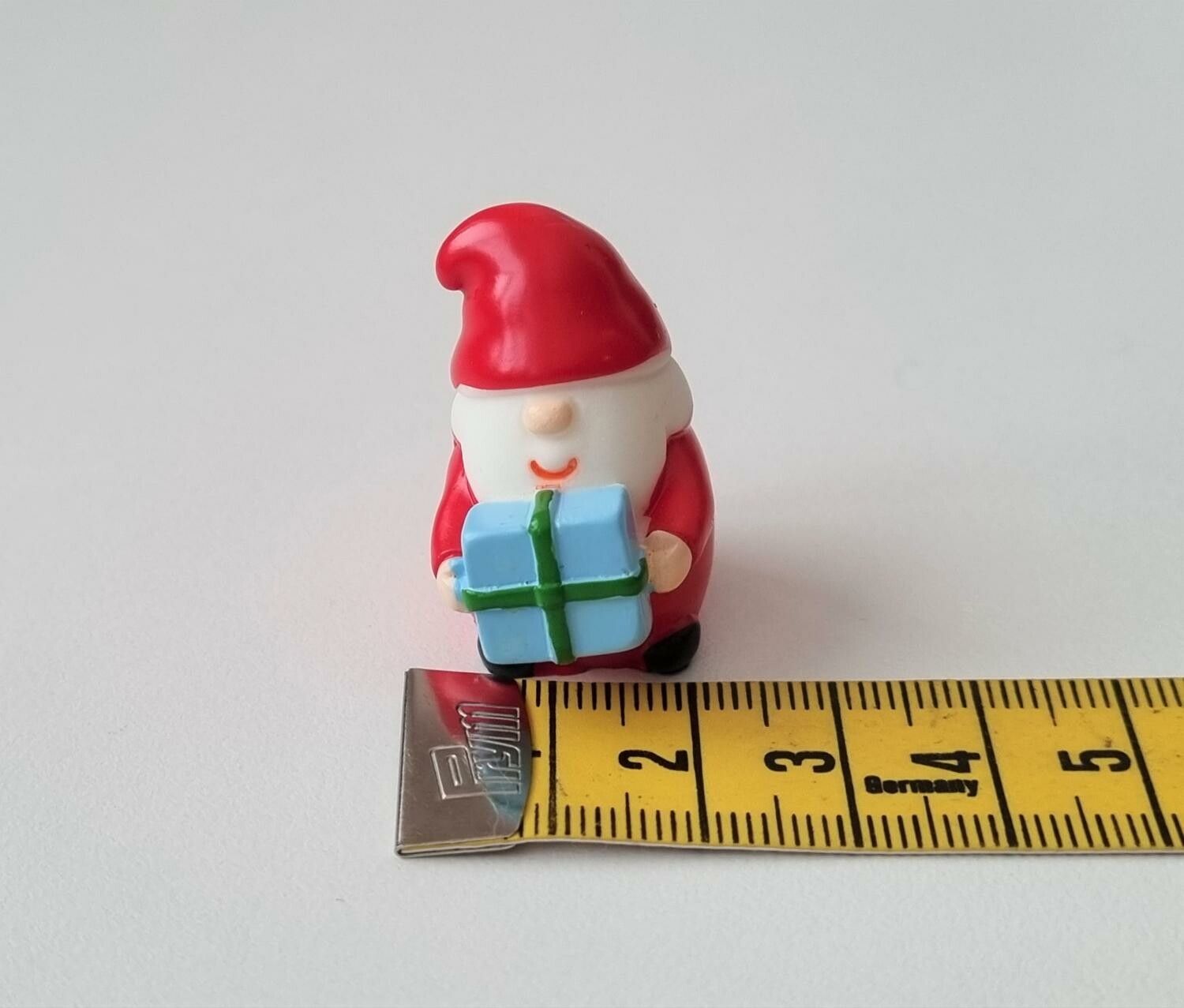 Handmålad tomte. Miniatyrer / figuriner för dockskåpet, tittskåp mm