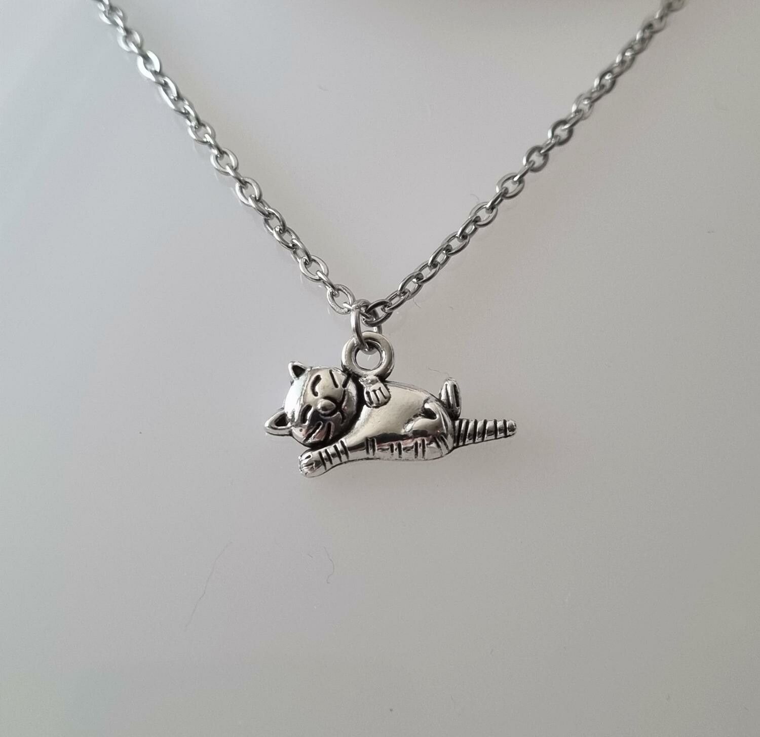 Silverfärgat halsband (45 cm) med en söt katt, kattberlock