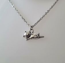 Silverfärgat halsband (45 cm) med en söt katt, kattberlock