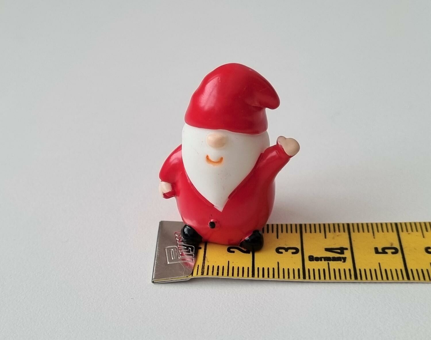 Handmålad tomte. Miniatyrer / figuriner för dockskåpet, tittskåp mm