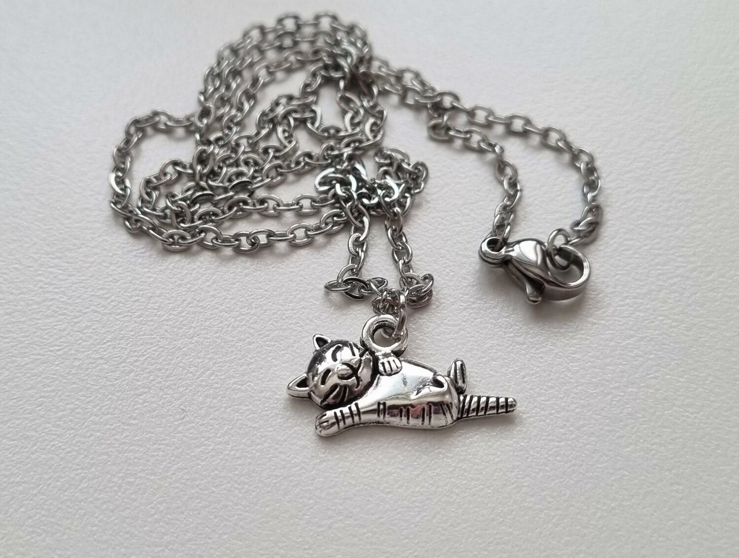 Silverfärgat halsband (45 cm) med en söt katt, kattberlock