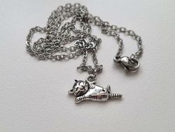Silverfärgat halsband (45 cm) med en söt katt, kattberlock