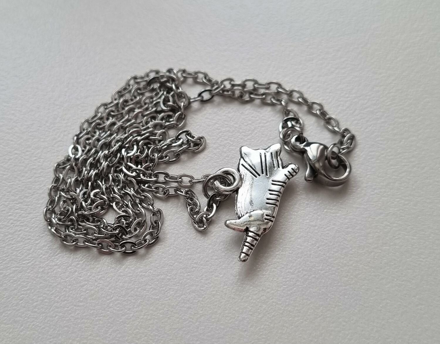 Silverfärgat halsband (45 cm) med en söt katt, kattberlock