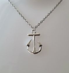 Silverfärgat halsband (45 cm) med ett sött ankare