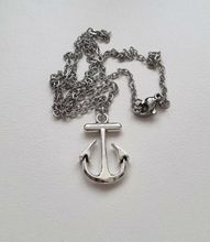 Silverfärgat halsband (45 cm) med ett sött ankare