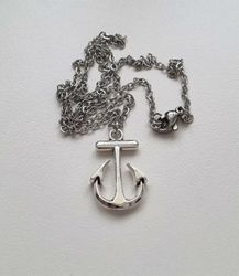 Silverfärgat halsband (45 cm) med ett sött ankare