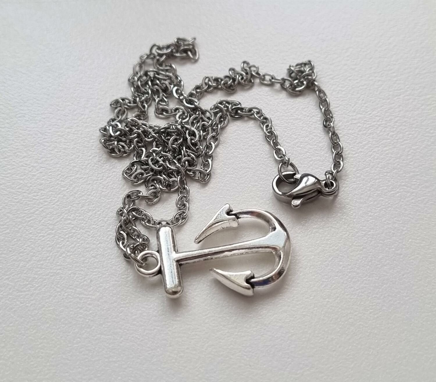 Silverfärgat halsband (45 cm) med ett sött ankare