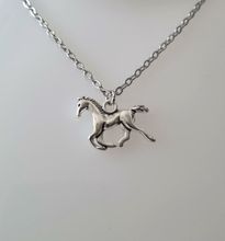 Silverfärgat halsband (45 cm) med en söt häst, hästberlock