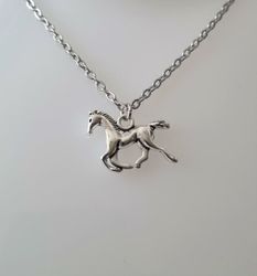Silverfärgat halsband (45 cm) med en söt häst, hästberlock