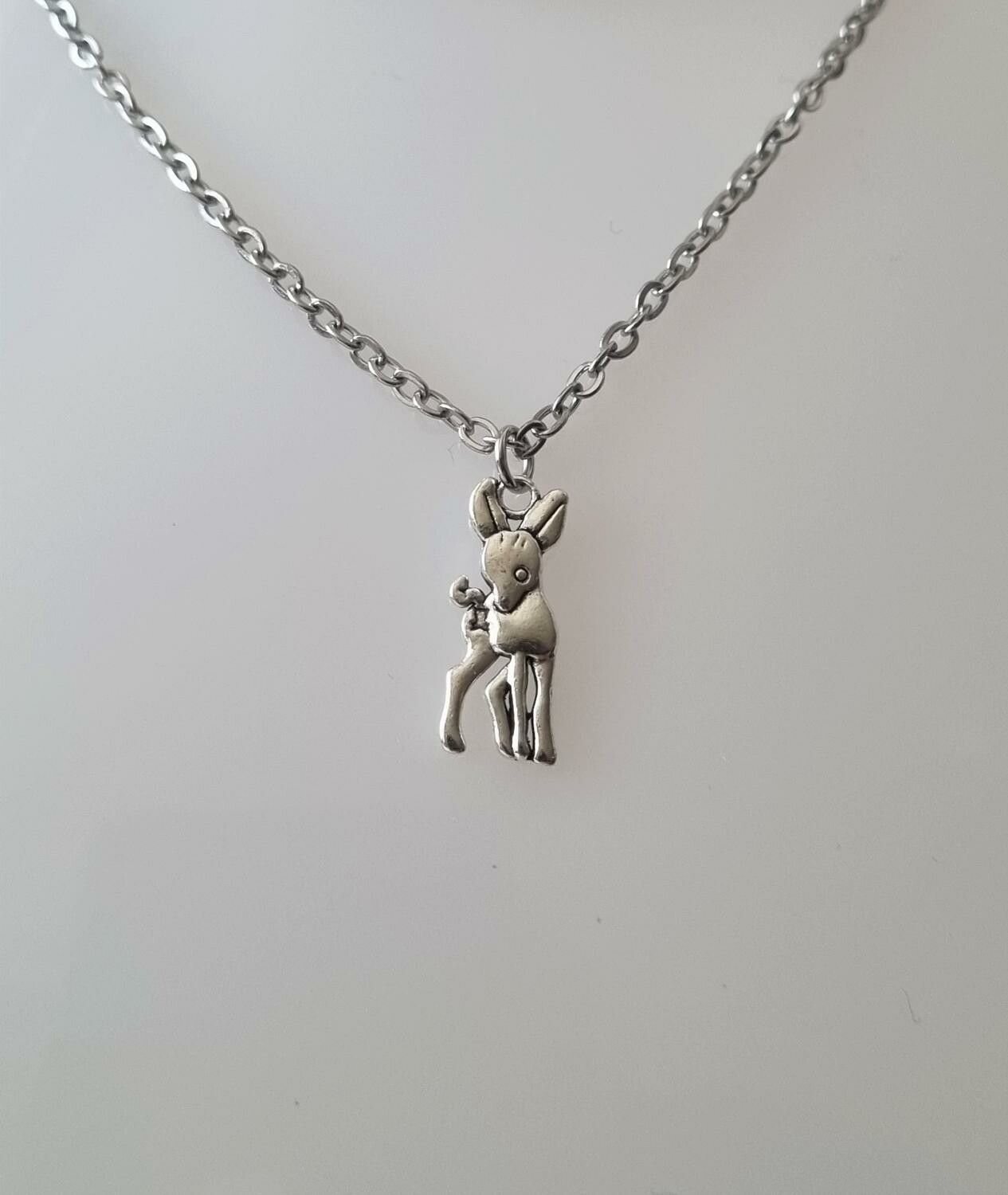 Silverfärgat halsband (50 cm) med sött rådjur, rådjursberlock