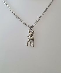 Silverfärgat halsband (50 cm) med sött rådjur, rådjursberlock