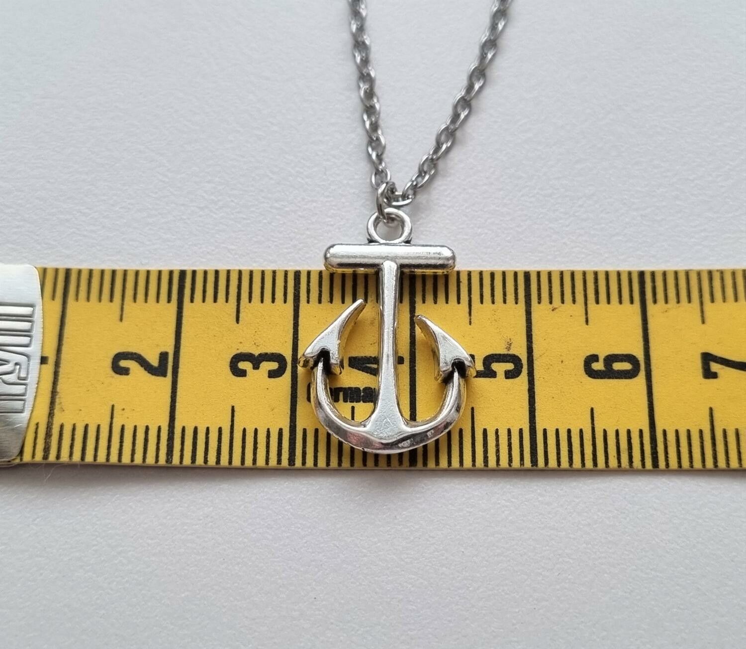 Silverfärgat halsband (45 cm) med ett sött ankare