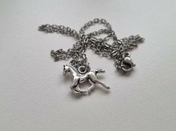 Silverfärgat halsband (45 cm) med en söt häst, hästberlock
