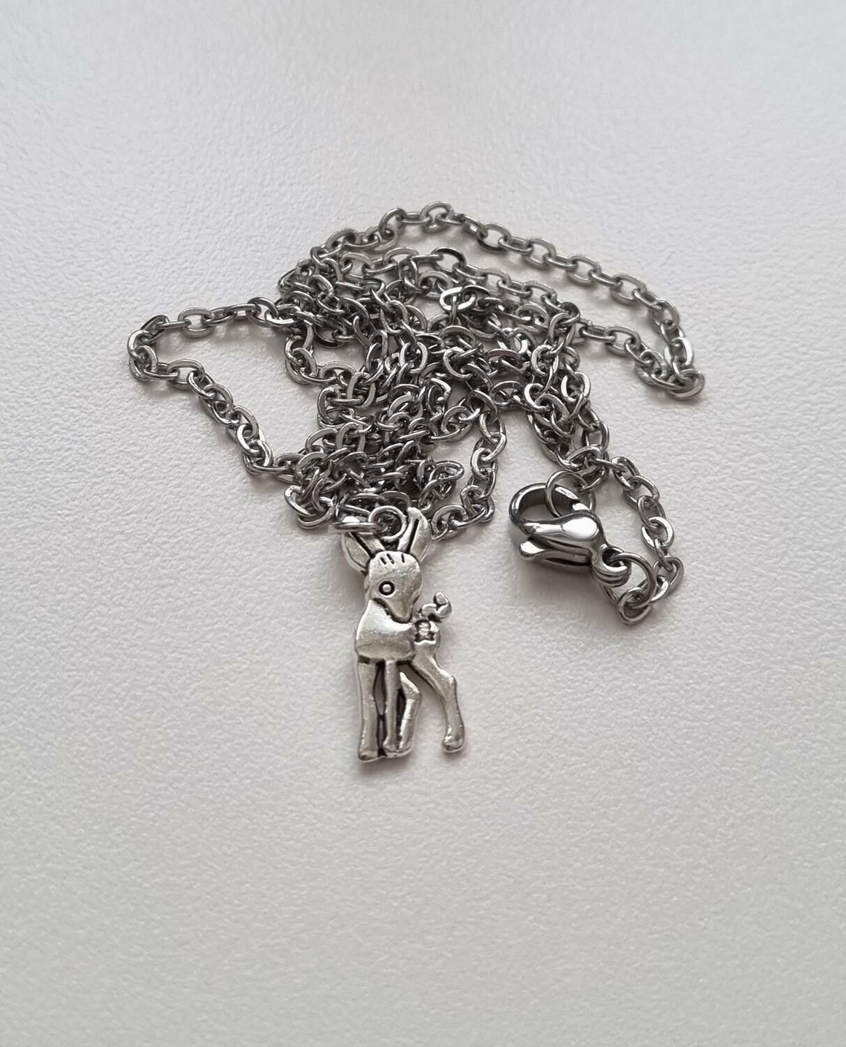 Silverfärgat halsband (50 cm) med sött rådjur, rådjursberlock