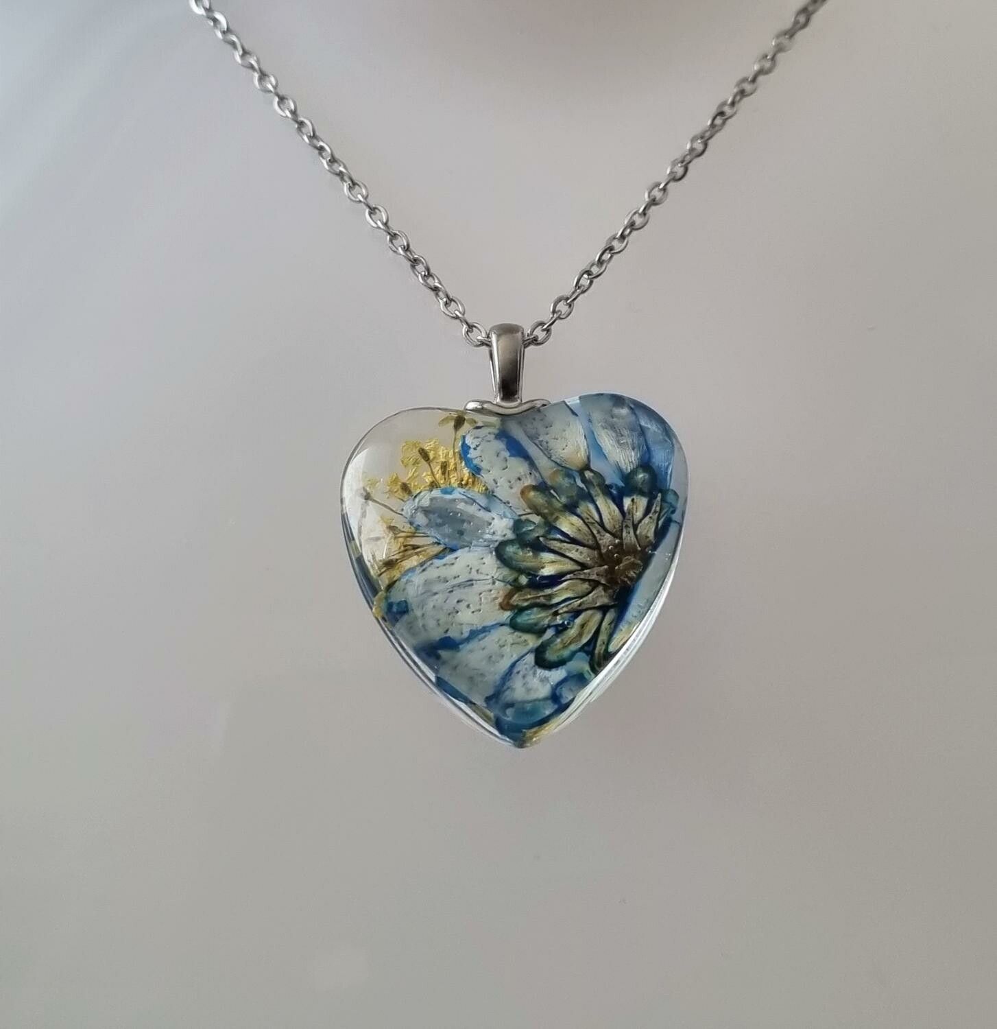 Halsband med hjärtformad glasberlock (60 cm lång kedja)