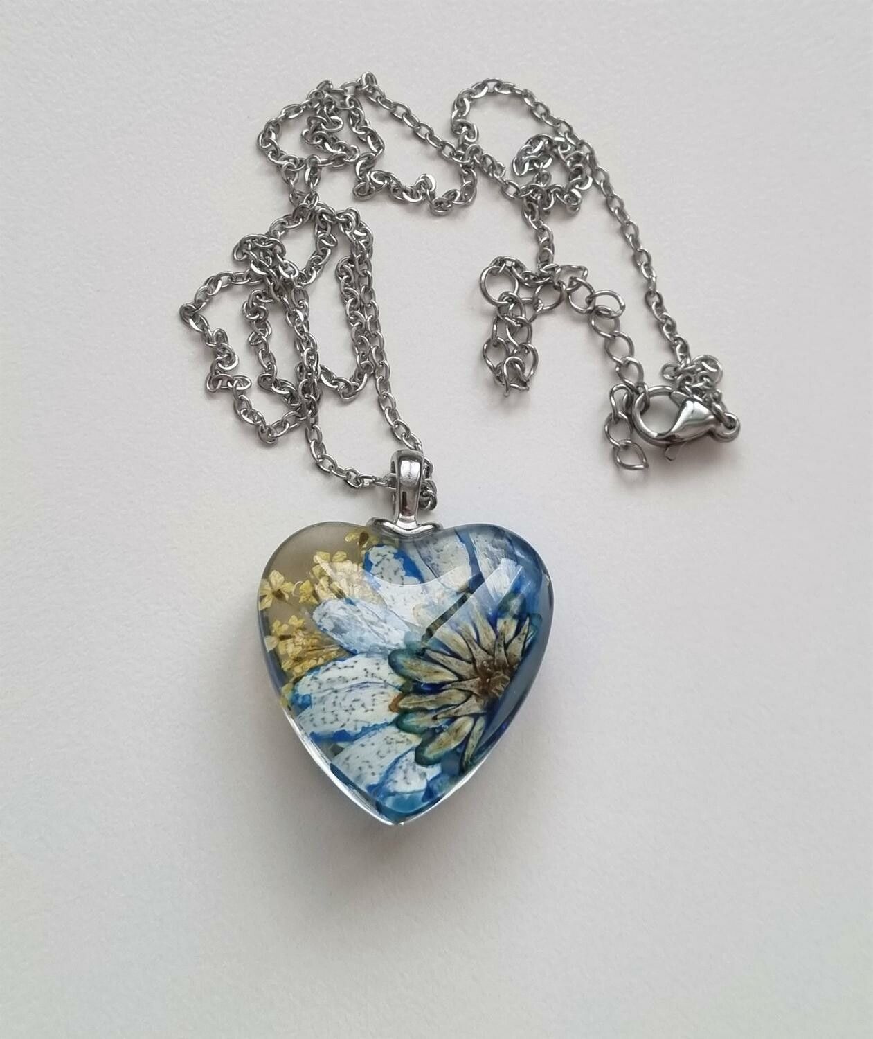 Halsband med hjärtformad glasberlock (60 cm lång kedja)