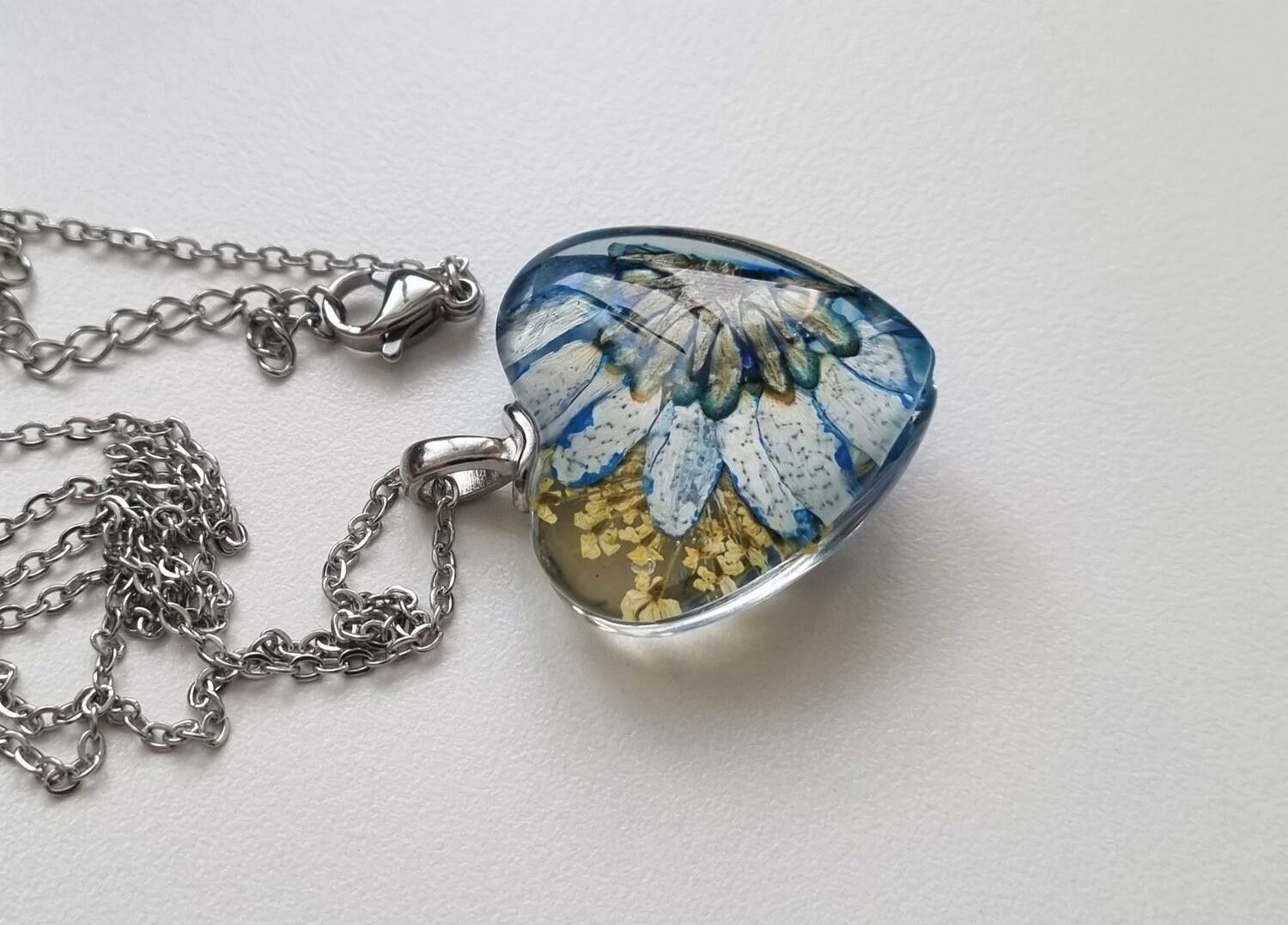 Halsband med hjärtformad glasberlock (60 cm lång kedja)
