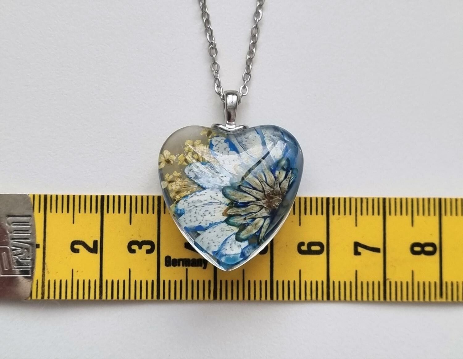 Halsband med hjärtformad glasberlock (60 cm lång kedja)
