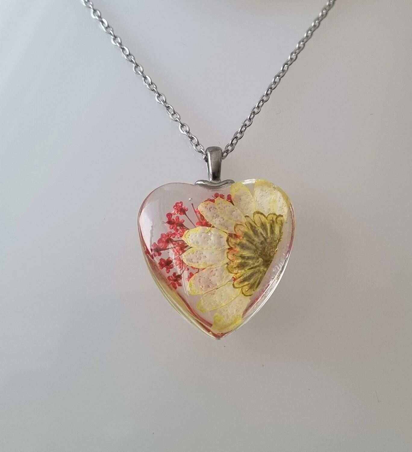 Halsband med hjärtformad glasberlock (50 cm lång kedja)