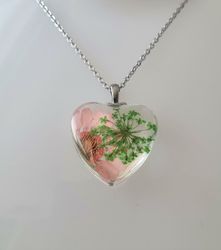 Halsband med hjärtformad glasberlock (50 cm lång justerbar kedja)
