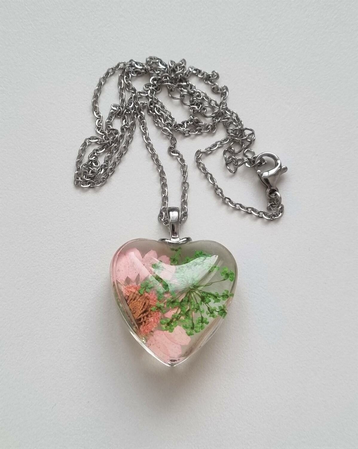 Halsband med hjärtformad glasberlock (50 cm lång justerbar kedja)