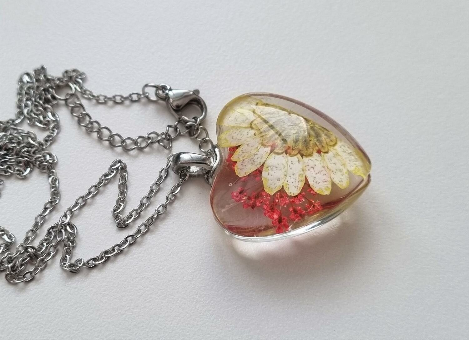 Halsband med hjärtformad glasberlock (50 cm lång kedja)
