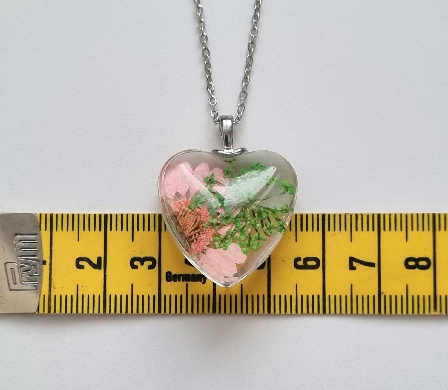 Halsband med hjärtformad glasberlock (50 cm lång justerbar kedja)