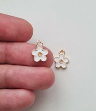 2 st vita blommor, berlocker charms (10 mm)
