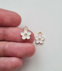 2 st vita blommor, berlocker charms (10 mm)