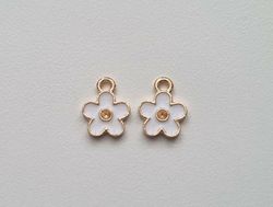 2 st vita blommor, berlocker charms (10 mm)