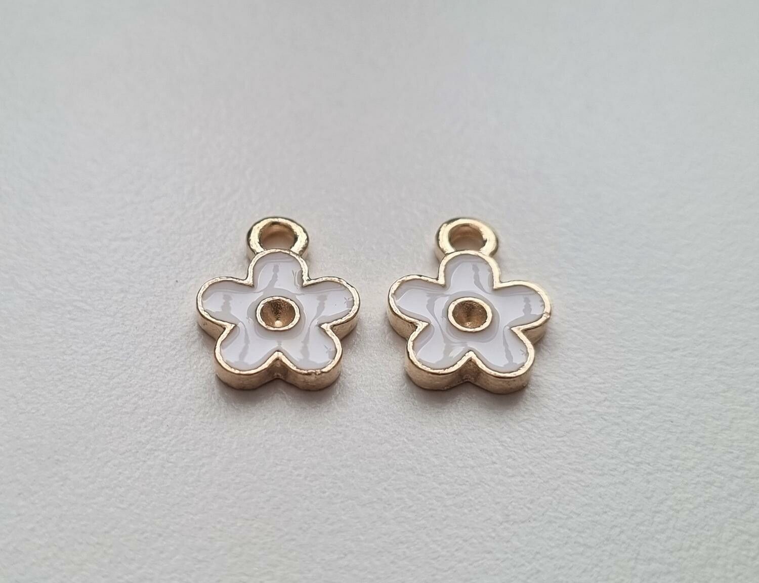 2 st vita blommor, berlocker charms (10 mm)