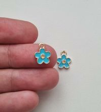 2 st blå blommor, berlocker charms (10 mm)