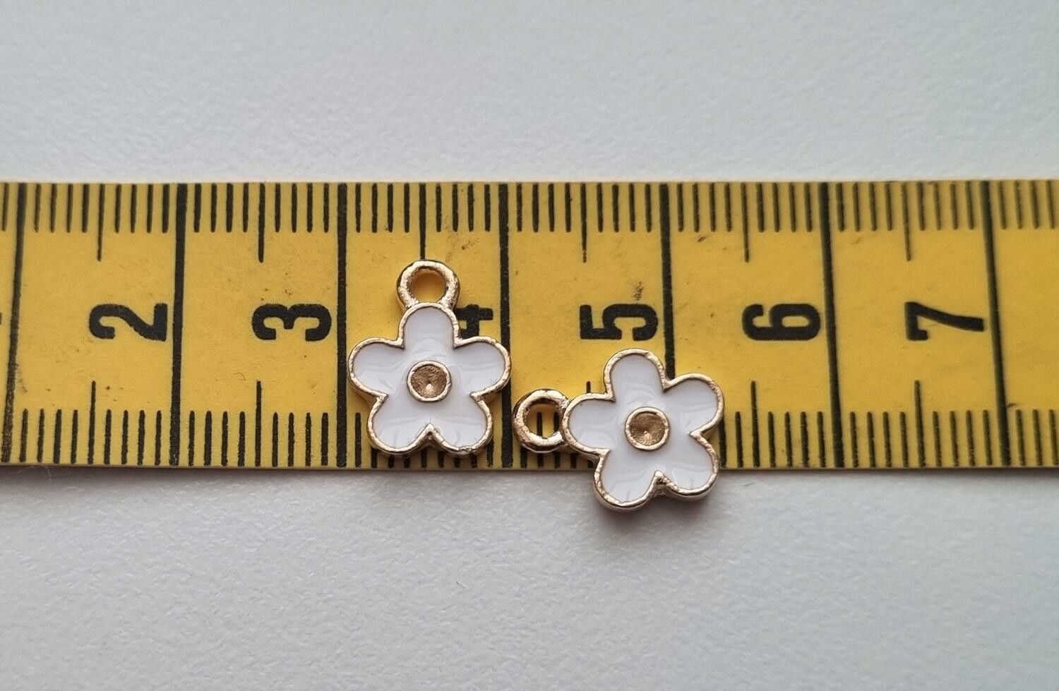 2 st vita blommor, berlocker charms (10 mm)