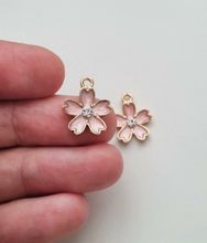 2 st rosa blommor med strasspärla, berlocker charms