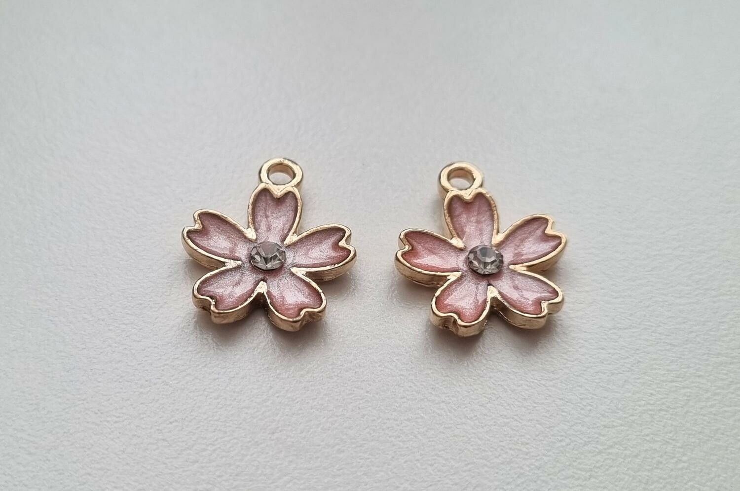 2 st rosa blommor med strasspärla, berlocker charms