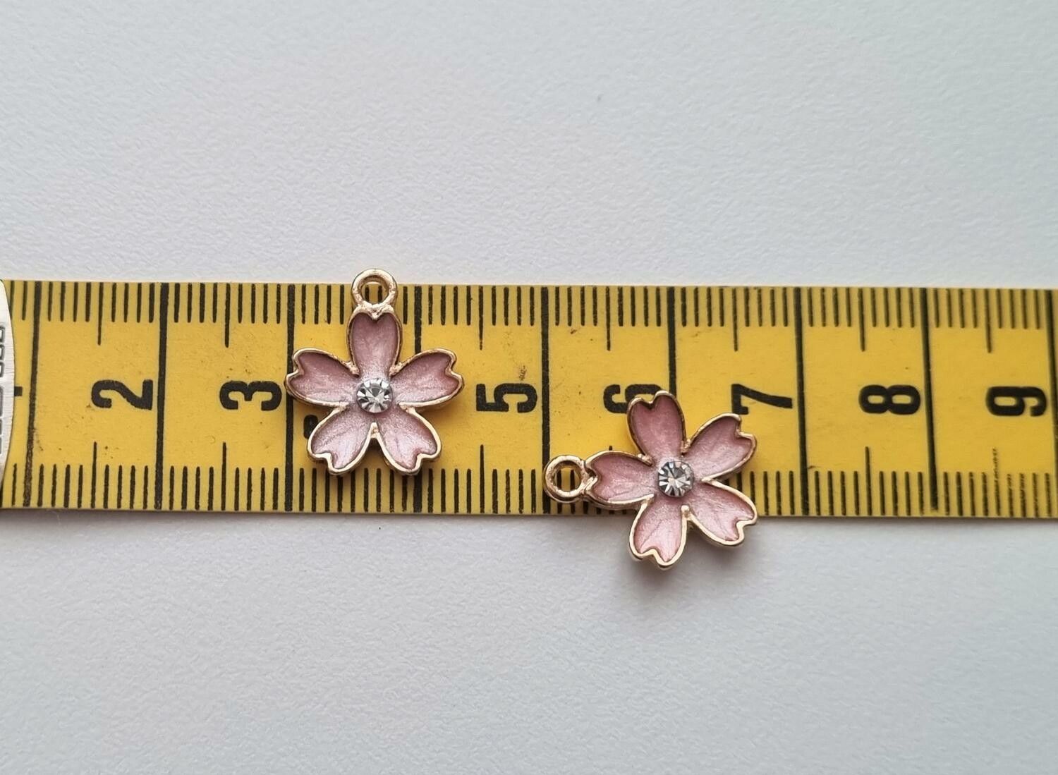 2 st rosa blommor med strasspärla, berlocker charms
