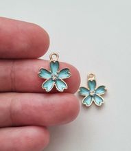 2 st blå blommor med strasspärla, berlocker charms