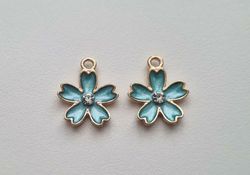 2 st blå blommor med strasspärla, berlocker charms