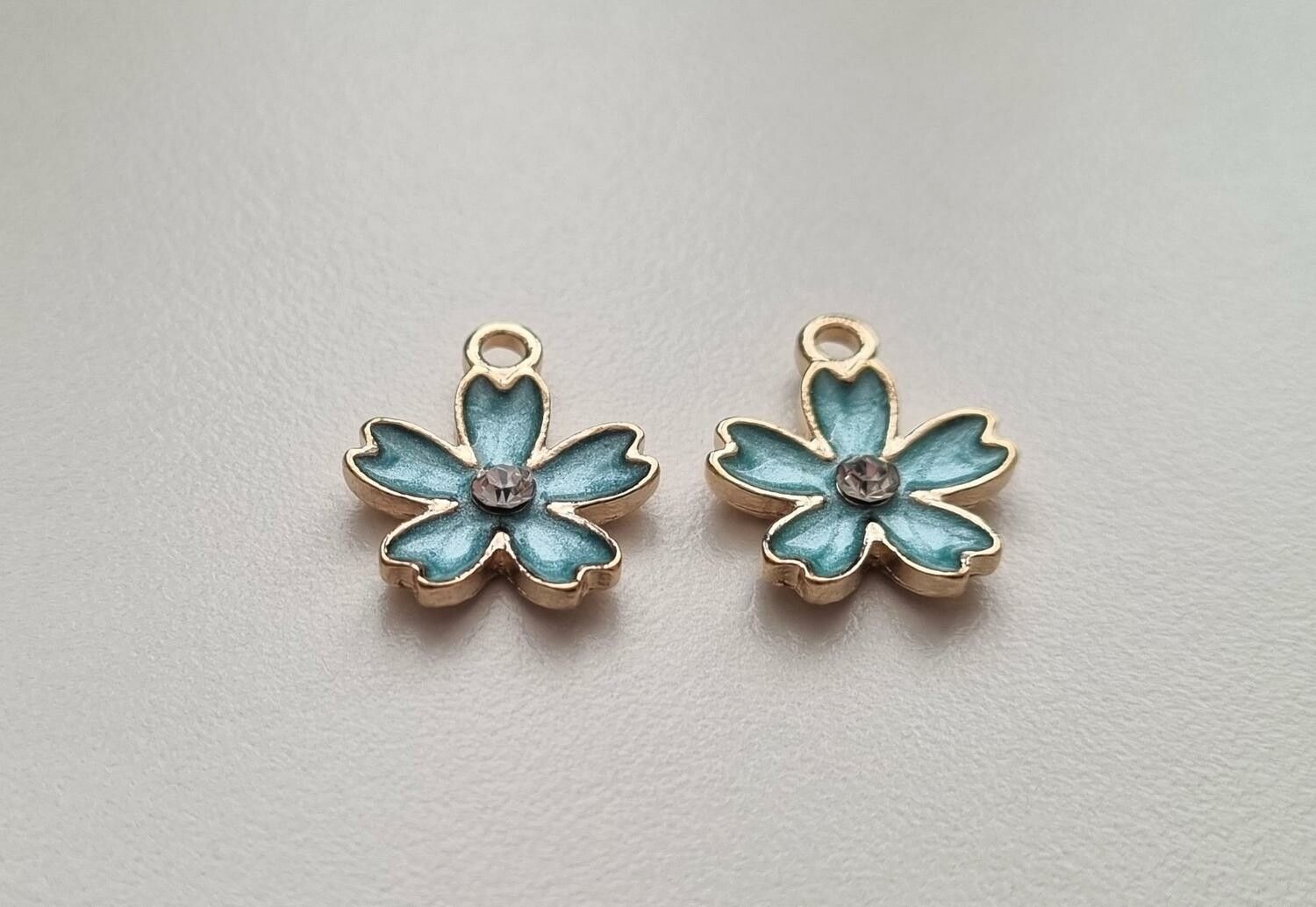 2 st blå blommor med strasspärla, berlocker charms