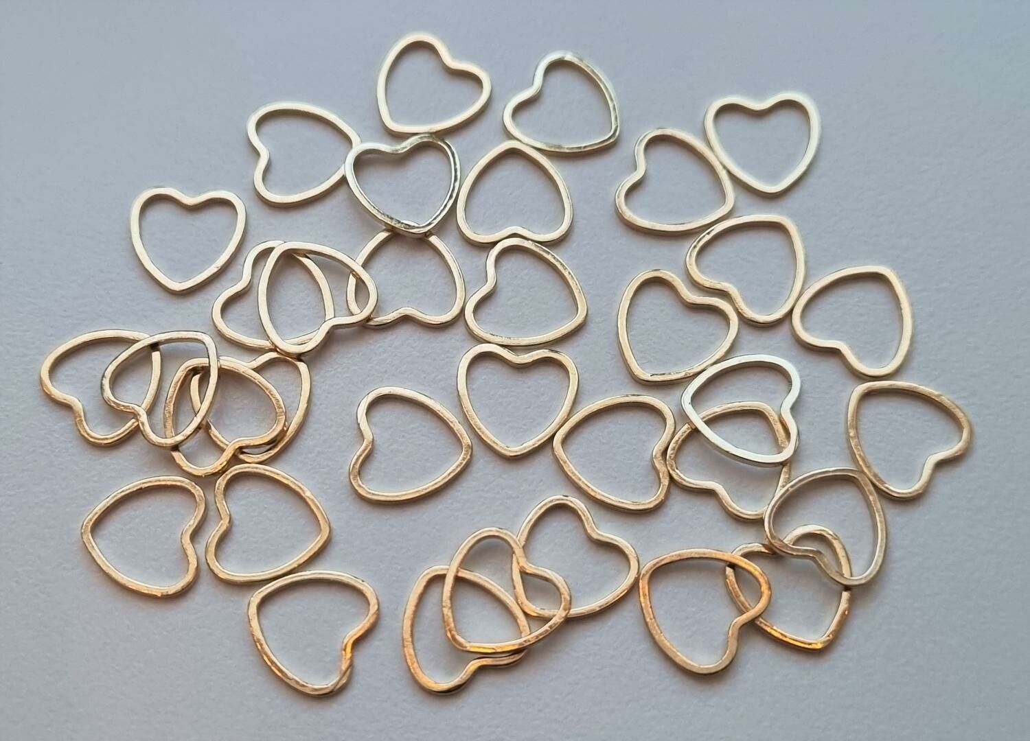 10 st guldfärgade hjärtan, berlocker / charms