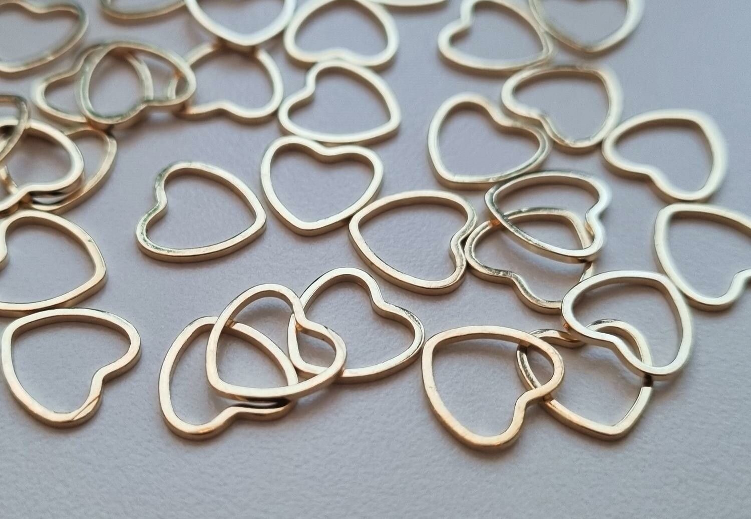 10 st guldfärgade hjärtan, berlocker / charms