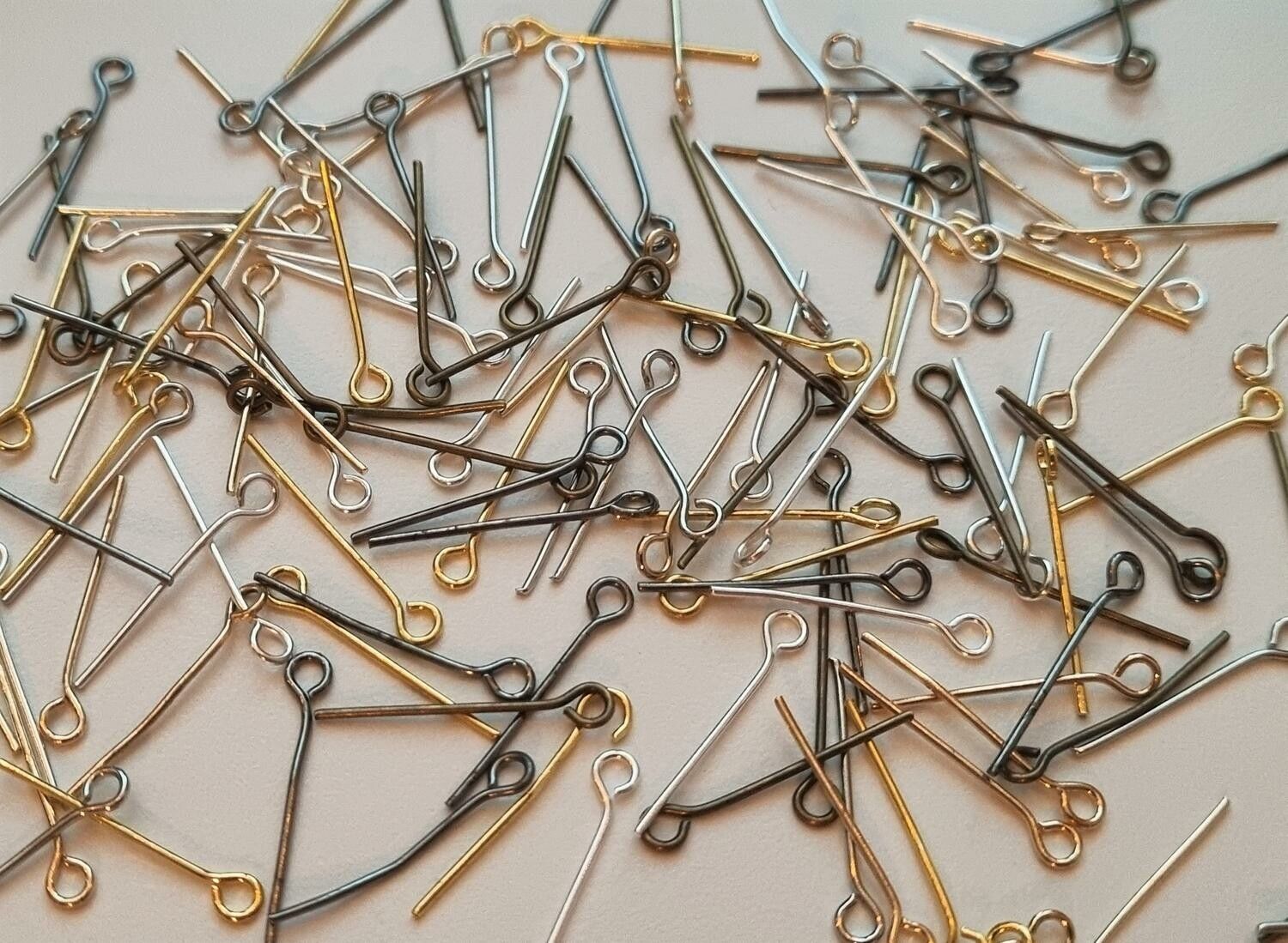 50 st ögelpinnar (20 mm, blandade färger)