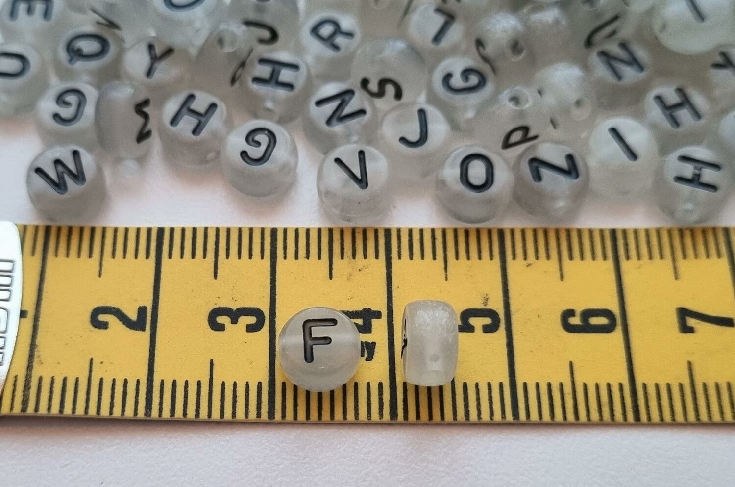 50 st grå pärlor, bokstavspärlor (7 mm)