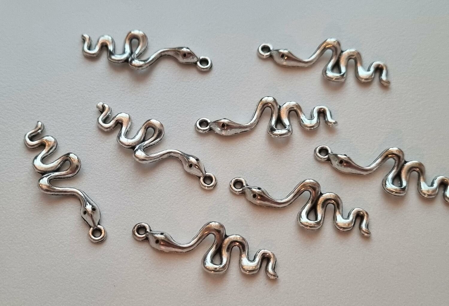 2 st Ormar berlocker / charms (silverfärgade)