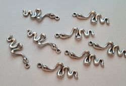 2 st Ormar berlocker / charms (silverfärgade)
