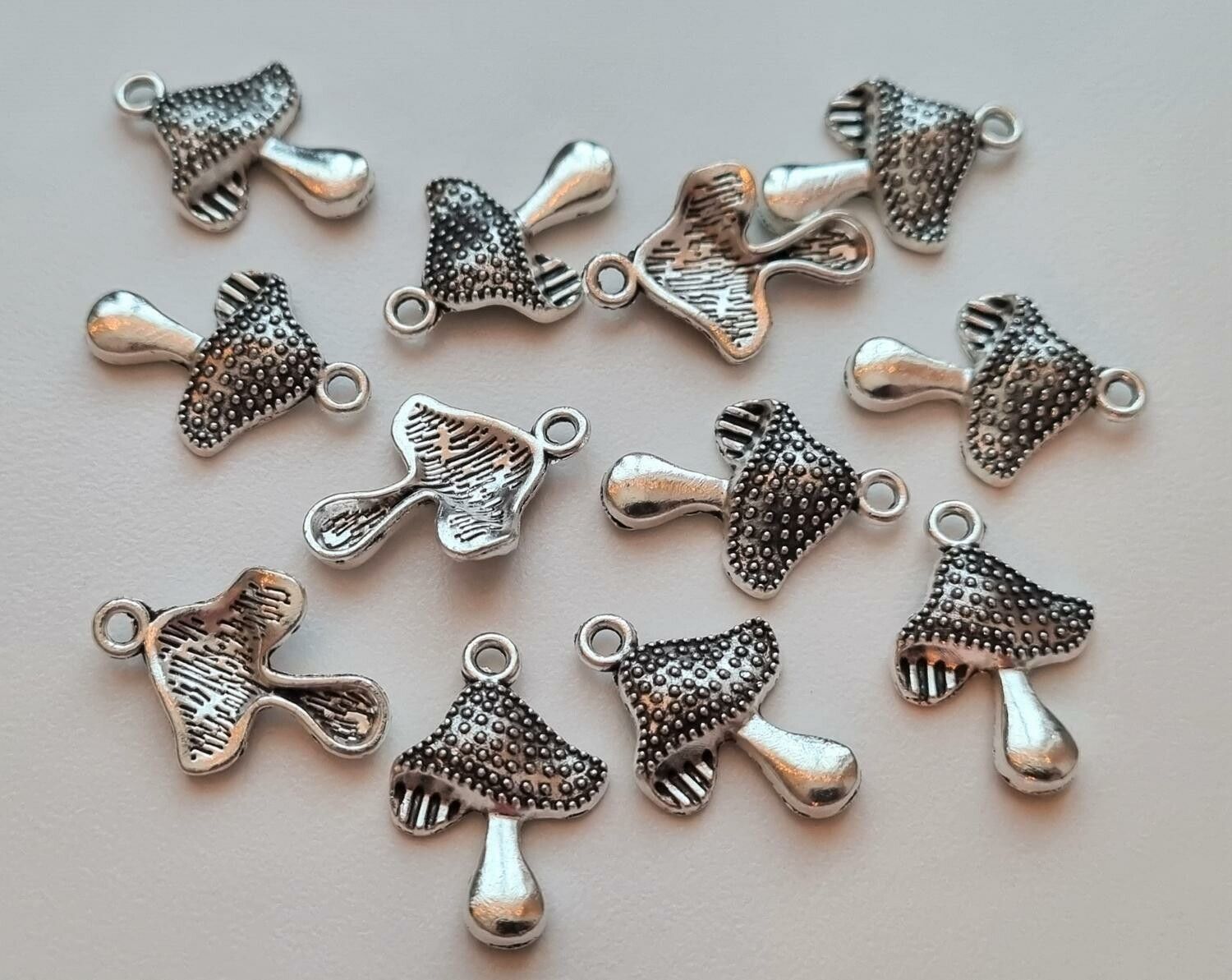 2 st Svampar berlocker / charms (silverfärgade)