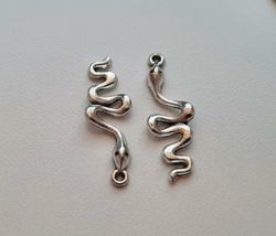 2 st Ormar berlocker / charms (silverfärgade)
