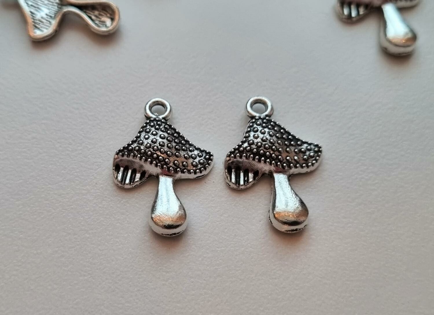2 st Svampar berlocker / charms (silverfärgade)