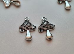 2 st Svampar berlocker / charms (silverfärgade)