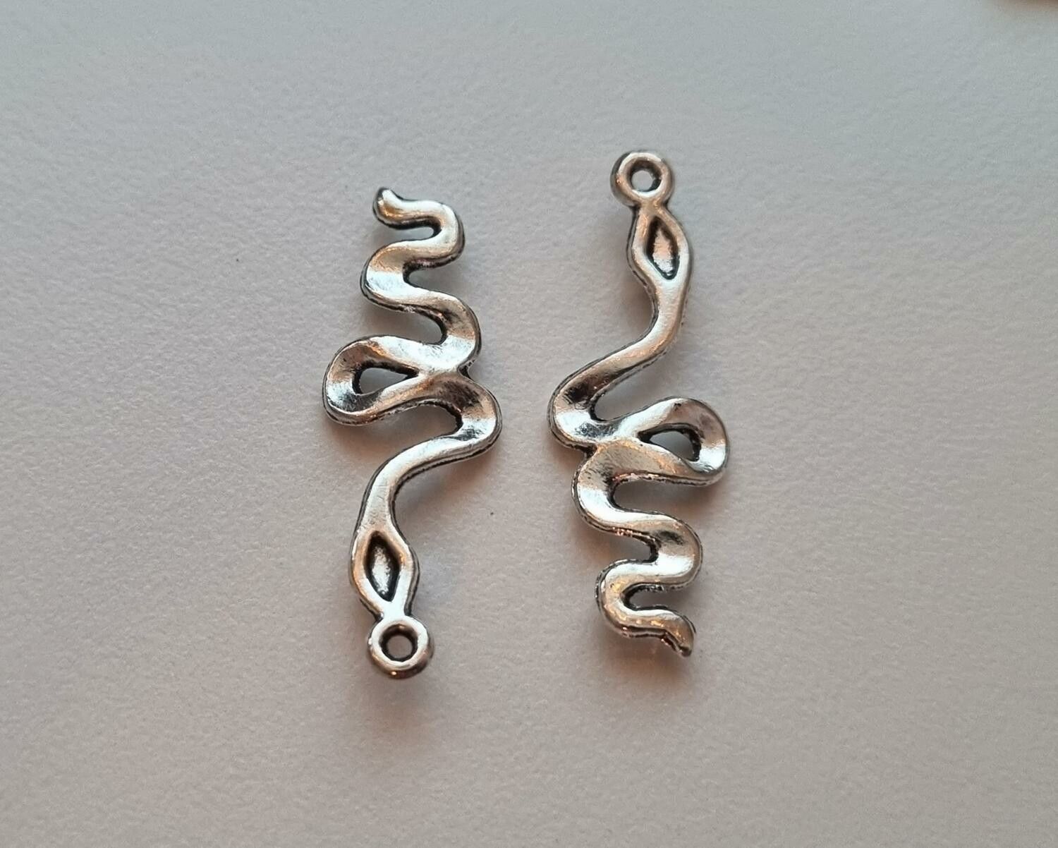 2 st Ormar berlocker / charms (silverfärgade)